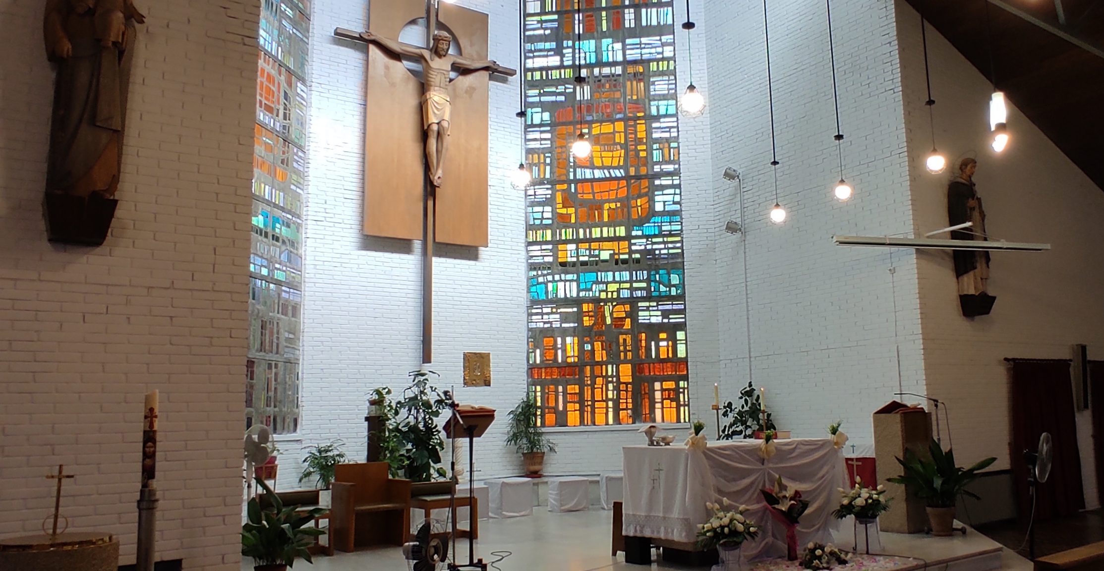 Interior y altar Parroquia San Bernabé